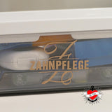 Monogram 'Z' Plotterdatei von easy-sticks: Holztext 'Zahnpflege' auf einer Aufbewahrungsbox für Mundhygieneartikel, perfekt für personalisierte DIY-Projekte.