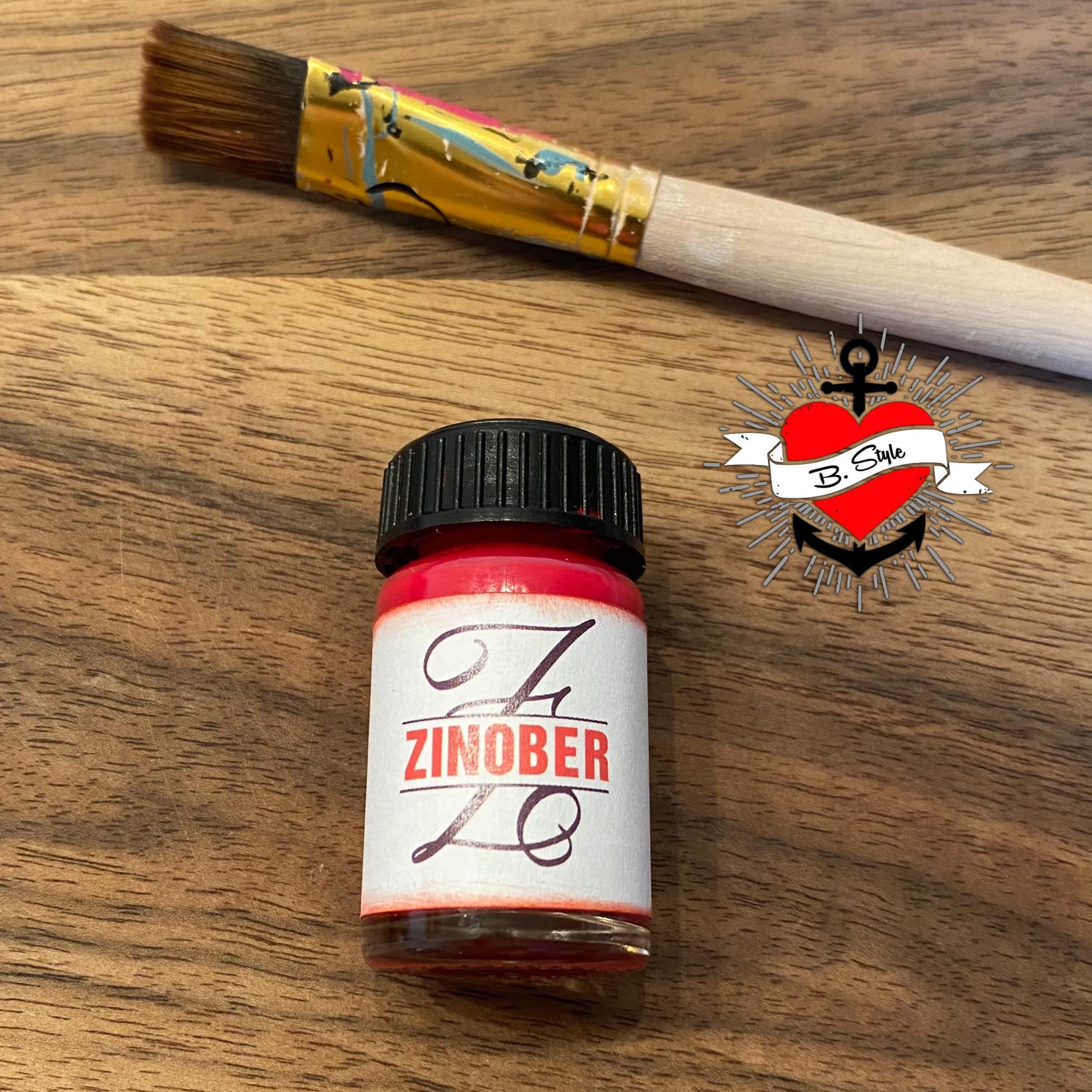 Monogram 'Z' Plotterdatei von easy-sticks: Farbtöpfchen in kräftigem Zinnoberrot neben einem Pinsel, ideal für kreative Bastelprojekte.