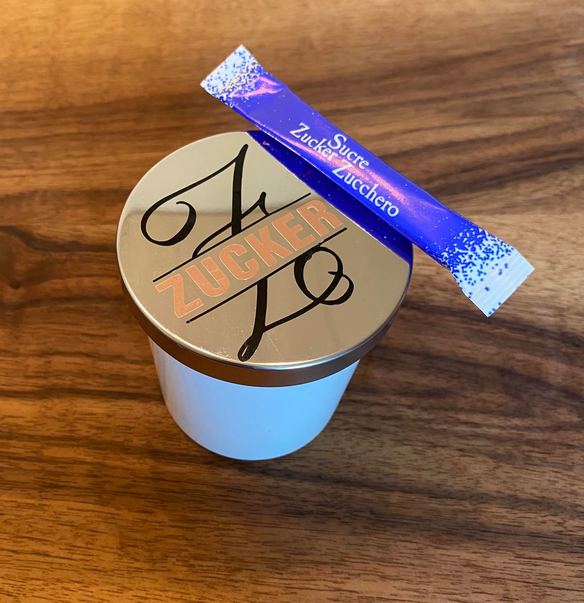 Schicke Verpackung für Zucker mit dem Monogramm "Z" und dem Schriftzug "ZUCKER" von easy-sticks, perfekt für besondere Anlässe oder Hochzeiten.