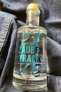 Elegante Flasche mit dem Monogramm "Z" und dem Schriftzug "ZAUBERTRANK" von easy-sticks, ideal für personalisierte Geschenke oder Dekoration.