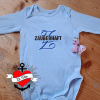 Kreativer Babybody mit dem Monogramm "Z" und dem Text "ZAUBERHAFT" von easy-sticks für individuelle Geschenkideen und kreative Projekte.