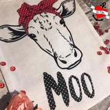 Detaillierte Moo Plotterdatei von easy-sticks, zeigt eine niedliche Kuh mit einem gepunkteten roten Kopftuch und der Aufschrift 'Moo' auf einer Stoffoberfläche.