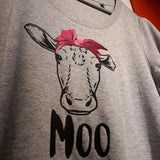 Stylisches T-Shirt mit einem niedlichen Kuh-Design und dem Schriftzug 'MOO', ideal für kreative Projekte von easy-sticks.
