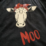 Einzigartige Moo Plotterdatei von easy-sticks, zeigt eine Kuh mit rotem Haarband auf einem dunkelgrauen Shirt, begleitet von dem Schriftzug 'Moo' in auffälligem Glitzer.