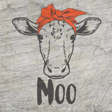 Kreative Moo Plotterdatei von easy-sticks, zeigt eine Kuh mit rotem Kopftuch und dem Schriftzug 'Moo' auf einem rustikalen Holz-Hintergrund.