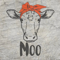 Kreative Moo Plotterdatei von easy-sticks, zeigt eine Kuh mit rotem Kopftuch und dem Schriftzug 'Moo' auf einem rustikalen Holz-Hintergrund.
