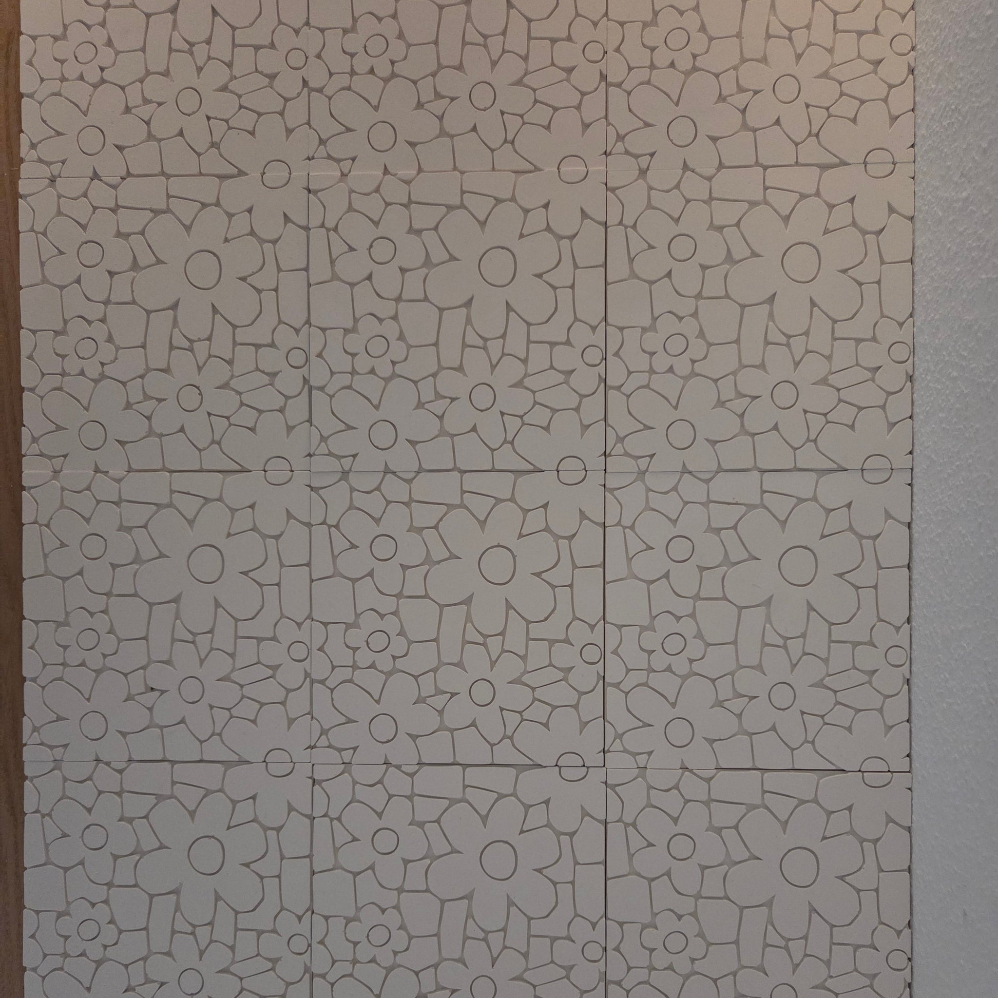 Mosaik Blumen Fliesen aneinander gereiht zu einer Oberfläche 