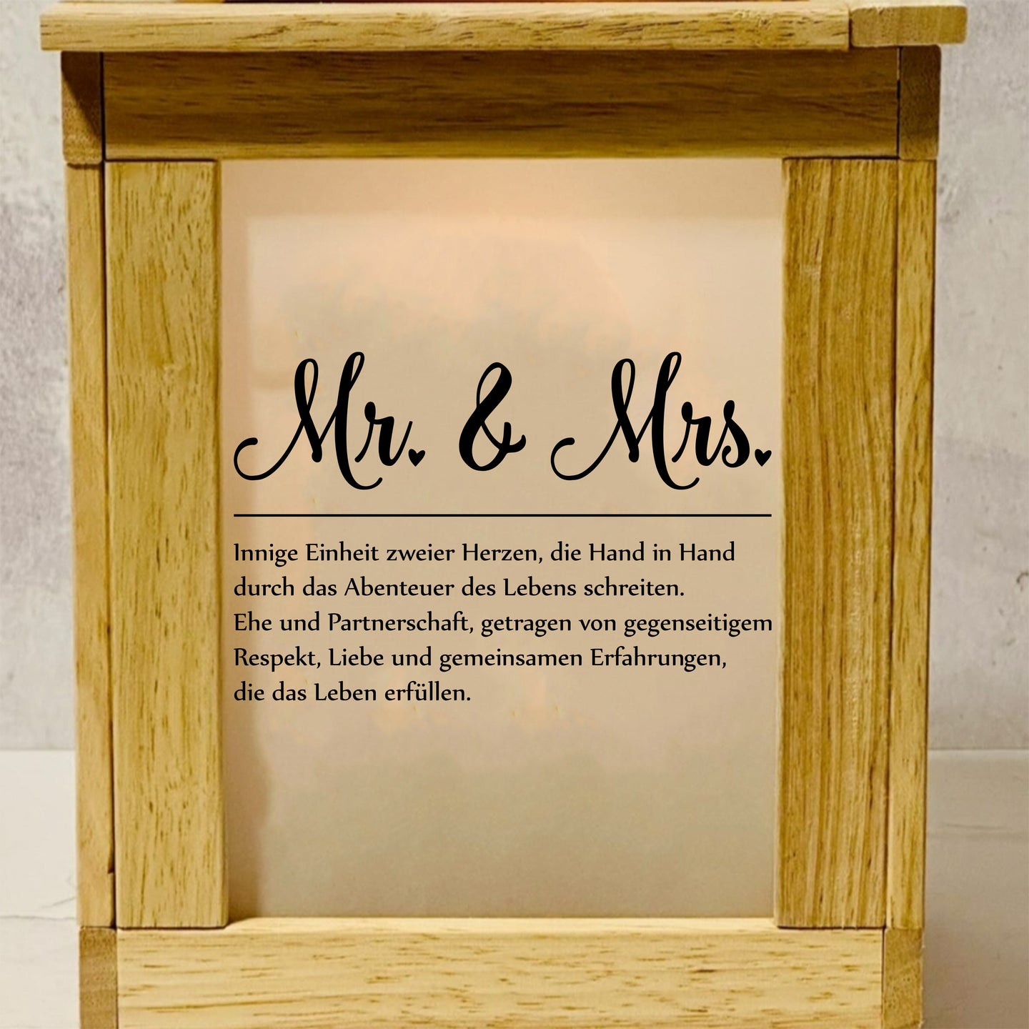 Die charmante Mr. & Mrs. Laterne von easy-sticks, beschriftet mit romantischen Texten über die Einheit zweier Herzen und das Abenteuer des Lebens. Ideal zur Schaffung einer warmen, einladenden Atmosphäre in jedem Raum.
