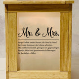 Die charmante Mr. & Mrs. Laterne von easy-sticks, beschriftet mit romantischen Texten über die Einheit zweier Herzen und das Abenteuer des Lebens. Ideal zur Schaffung einer warmen, einladenden Atmosphäre in jedem Raum.