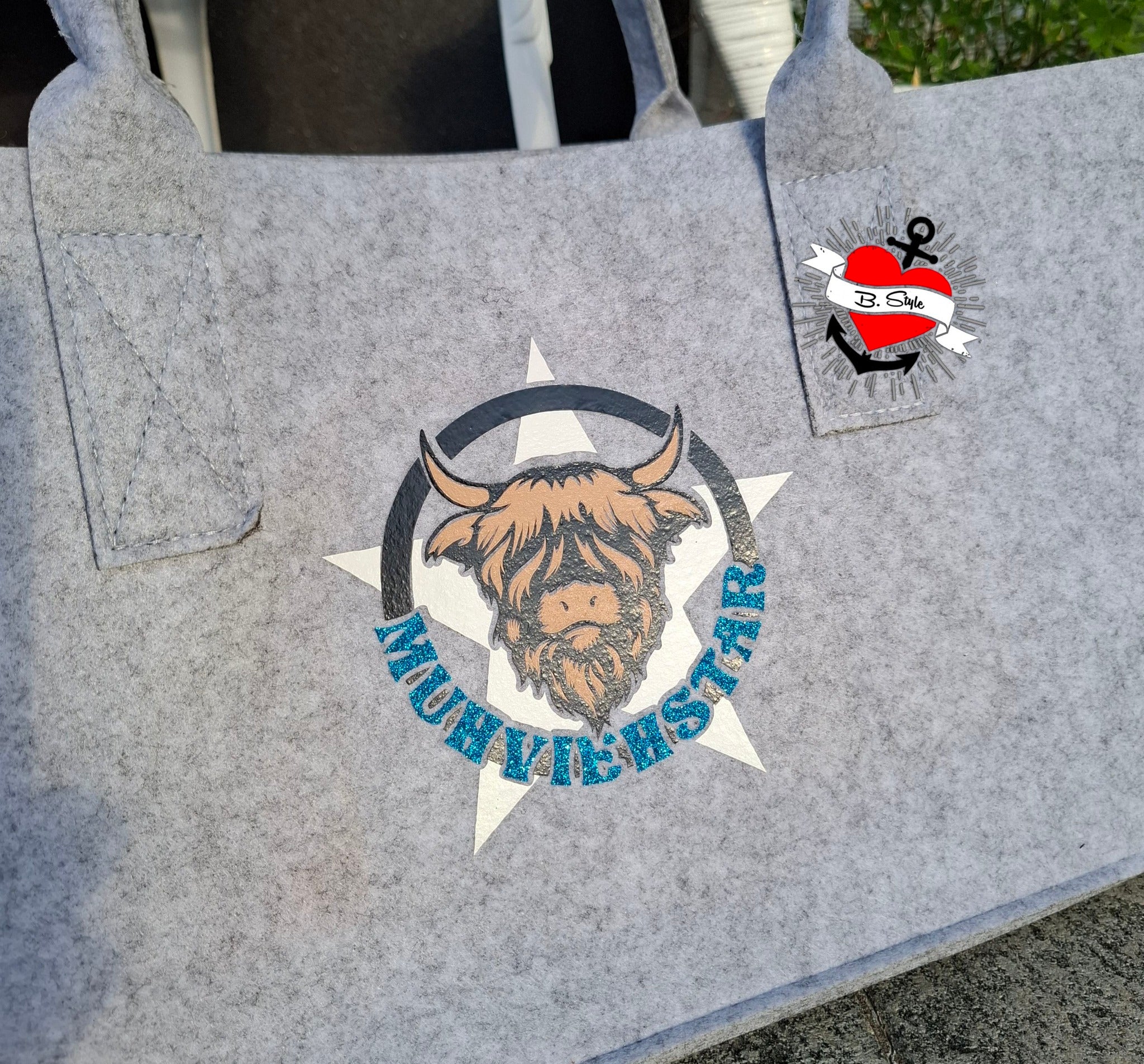 Grau gefilzter Tasche mit dem Aufdruck "Muhviehstar" und einem niedlichen Highlandrind, für DIY-Projekte von easy-sticks.