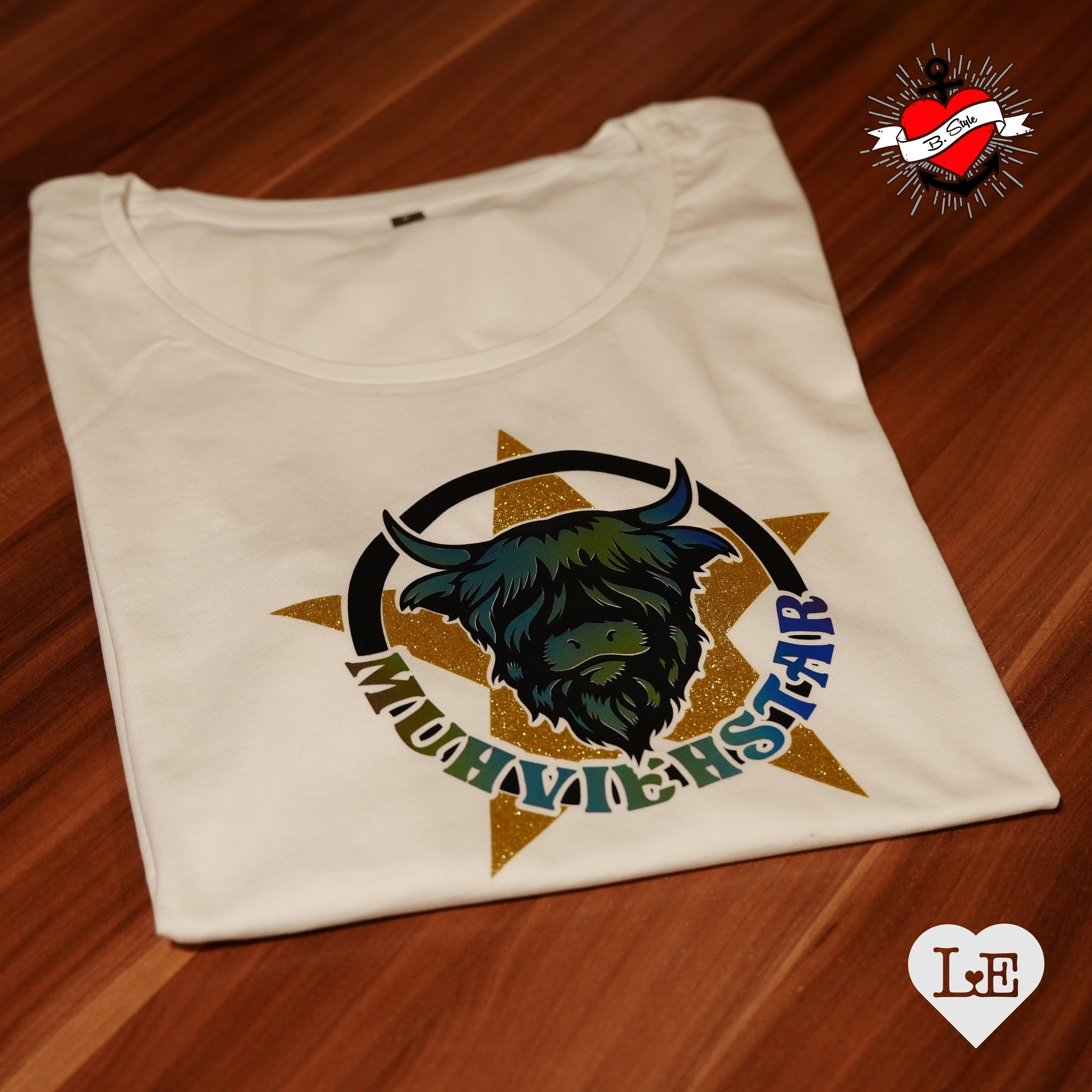 Weißes T-Shirt mit dem kreativen "Muhviehstar" Design und einem bunten Highlandrind, präsentiert von easy-sticks.