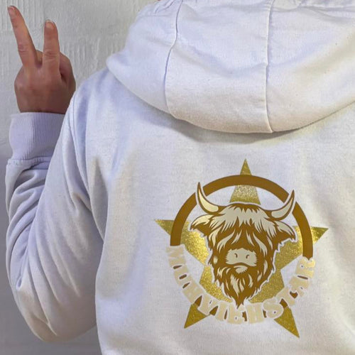 Hinteransicht eines Modells, das ein helles Kapuzenpullover mit goldener Folienapplikation trägt, auf der ein kreatives Design des 