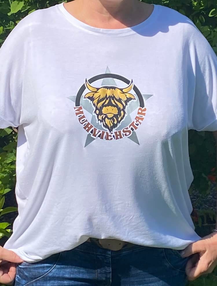 Lässiges T-Shirt in Weiß, verziert mit dem originellen "Muhviehstar" Motiv von easy-sticks, perfekt für einen modischen Look.