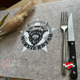 Muhviehstar Plotterdatei von easy-sticks, dekorative Tischunterlage mit Highland-Rind Design und Besteck.