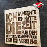 Holzschnitt mit dem motivierenden Satz 'Ich wünschte ich hätte die Zeit für den Nervenzusammenbruch den ich verdiene', erstellt von easy-sticks, ideal für DIY-Projekte.