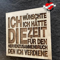 Holzschnitt mit dem motivierenden Satz 'Ich wünschte ich hätte die Zeit für den Nervenzusammenbruch den ich verdiene', erstellt von easy-sticks, ideal für DIY-Projekte.