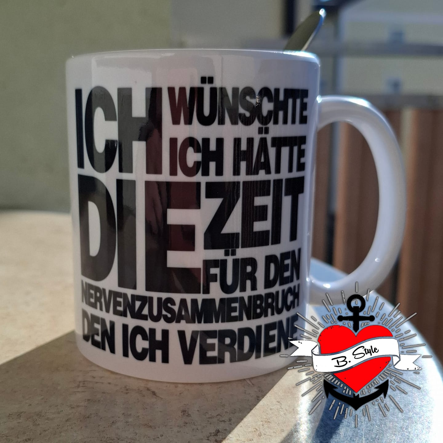 Weiße Tasse mit schwarzem Text: "Ich wünschte ich hätte die Zeit für den Nervenzusammenbruch den ich verdiene". Perfekt für Kaffeeliebhaber, erhältlich von easy-sticks.