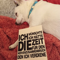 Hund, der entspannt auf einem roten Teppich liegt, neben einer Karte mit dem Satz 'Ich wünschte ich hätte die Zeit für den Nervenzusammenbruch den ich verdiene', entworfen von easy-sticks.