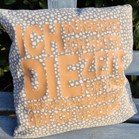 Gemütliches Kissen mit dem Spruch 'Ich wünschte ich hätte die Zeit für den Nervenzusammenbruch den ich verdiene', designt von easy-sticks für ein individuelles Wohndekor.