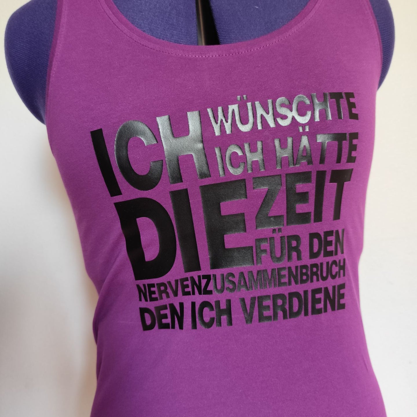 Kreatives Tanktop mit dem Aufdruck "Ich wünschte ich hätte die Zeit für den Nervenzusammenbruch den ich verdiene", erhältlich von easy-sticks, ideal für individuelle Bastelprojekte und als Design-Element für kreative Köpfe.