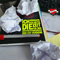 Schreibtischszene mit zerknüllten Notizen und dem Satz 'Ich wünschte ich hätte die Zeit für den Nervenzusammenbruch den ich verdiene', inspiriert von easy-sticks, fördert Kreativität.