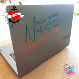 Ein Laptop mit dem Aufdruck "Falls jemand Nerven findet..... DAS SIND MEINE!" – eine tolle Anwendung der Plotterdatei von easy-sticks für kreative Tech-Besitzer.