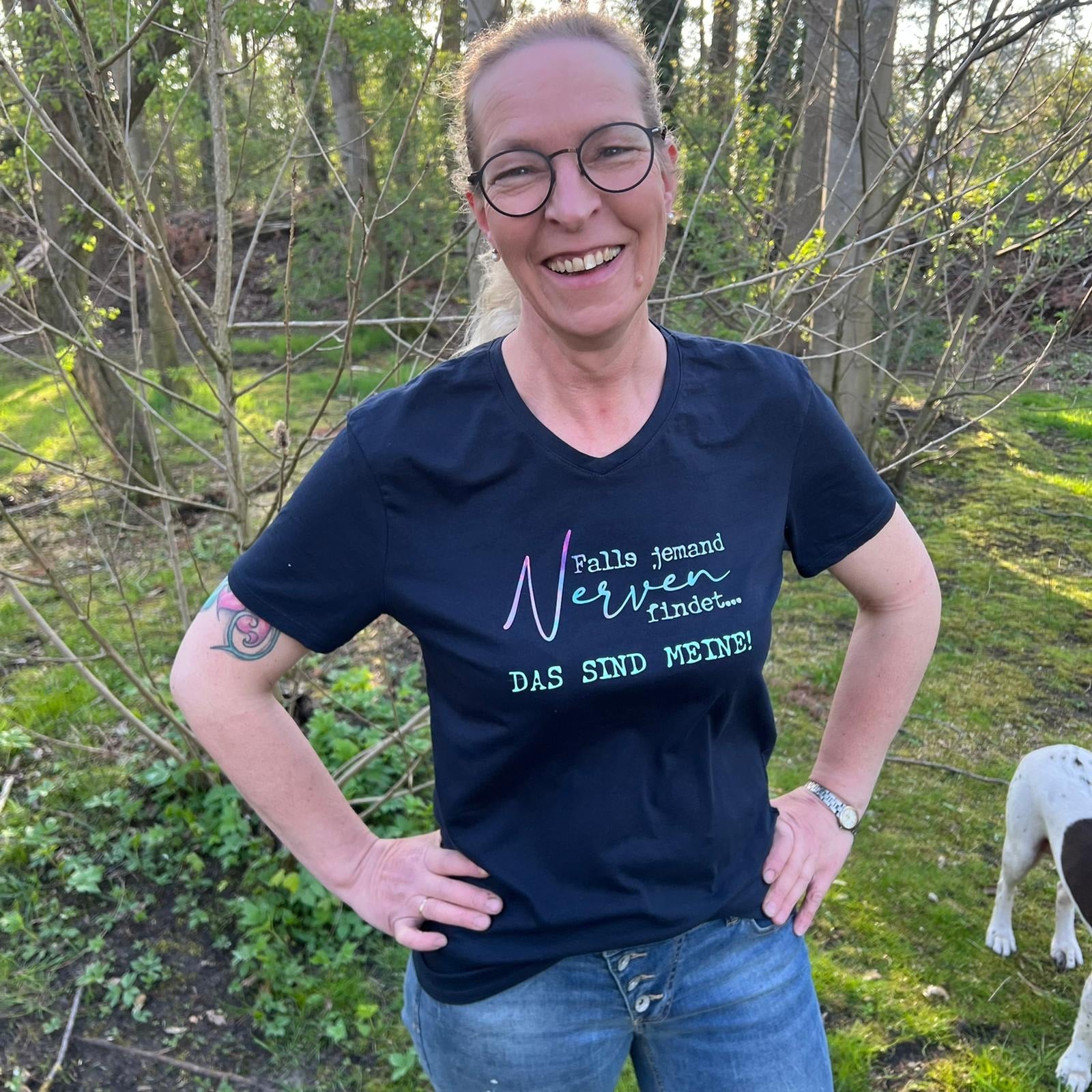 Eine Person trägt ein T-Shirt mit dem Spruch "Falls jemand Nerven findet..... DAS SIND MEINE!" – ein kreatives Beispiel für die DIY-Plotterdatei von easy-sticks.