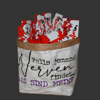 Ein kreatives Projekt mit der "Falls jemand Nerven findet..... DAS SIND MEINE!" Plotterdatei von easy-sticks, das eine Tüte mit bunten, ausgeschnittenen Figuren zeigt. Ideal für DIY-Fans.