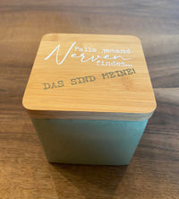 Eine stilvolle Holzbox mit der Aufschrift "Falls jemand Nerven findet..... DAS SIND MEINE!" in einer schicken Gestaltung, inspiriert von der Plotterdatei von easy-sticks.