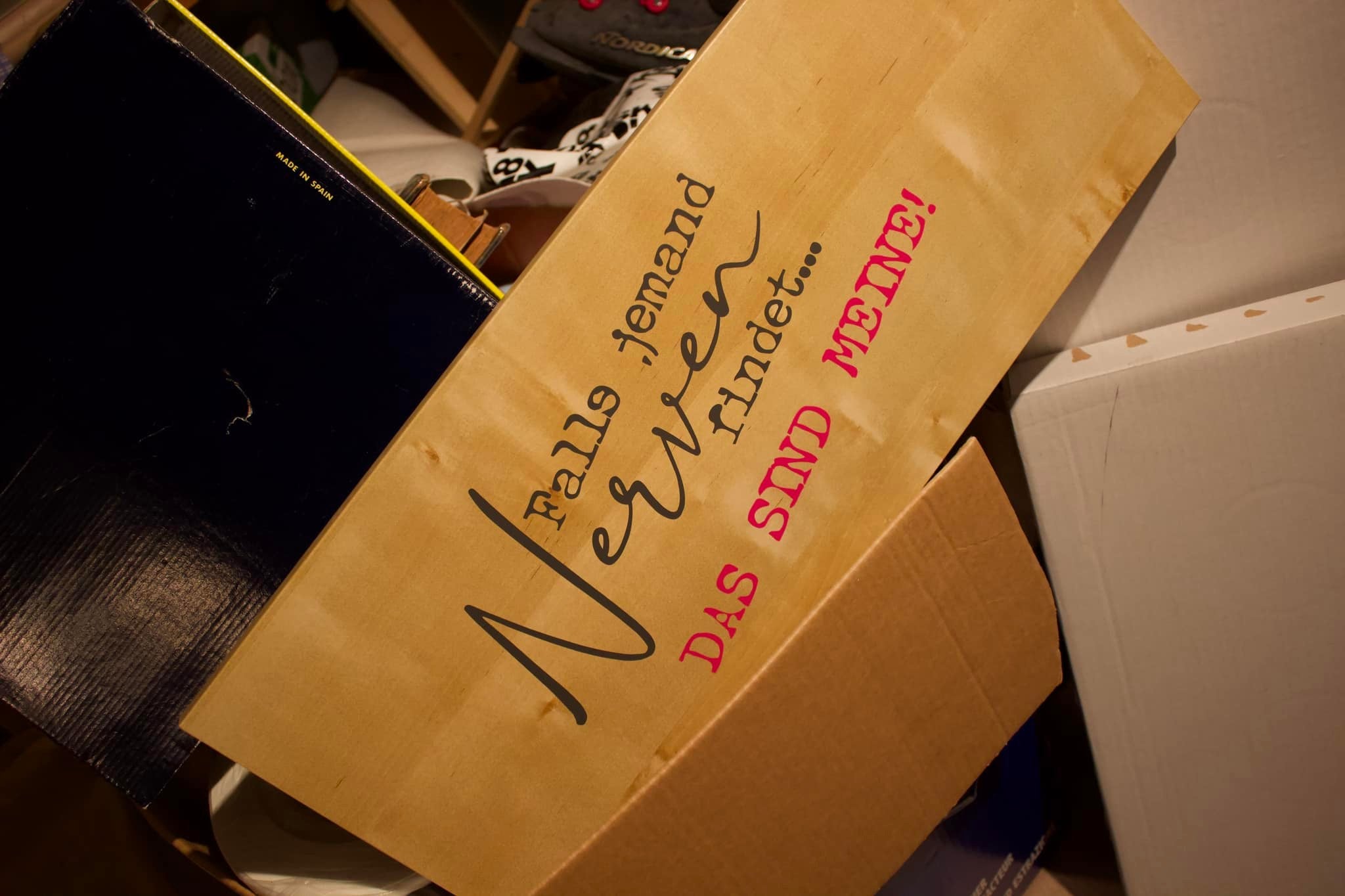 Kreativer Banner aus Karton mit dem Slogan "Falls jemand Nerven findet..... DAS SIND MEINE!" von easy-sticks, eine pfiffige Idee zur Anwendung der Plotterdatei.