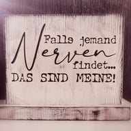 Elegantes Holzschild mit dem Motiv "Falls jemand Nerven findet..... DAS SIND MEINE!" von easy-sticks, eine tolle Umsetzung der Plotterdatei für persönliche Dekoration.