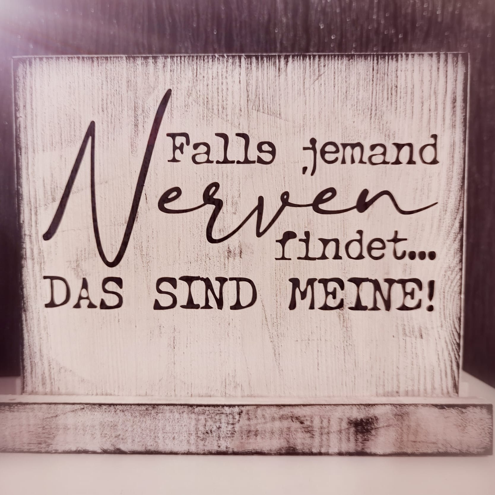 Elegantes Holzschild mit dem Motiv "Falls jemand Nerven findet..... DAS SIND MEINE!" von easy-sticks, eine tolle Umsetzung der Plotterdatei für persönliche Dekoration.