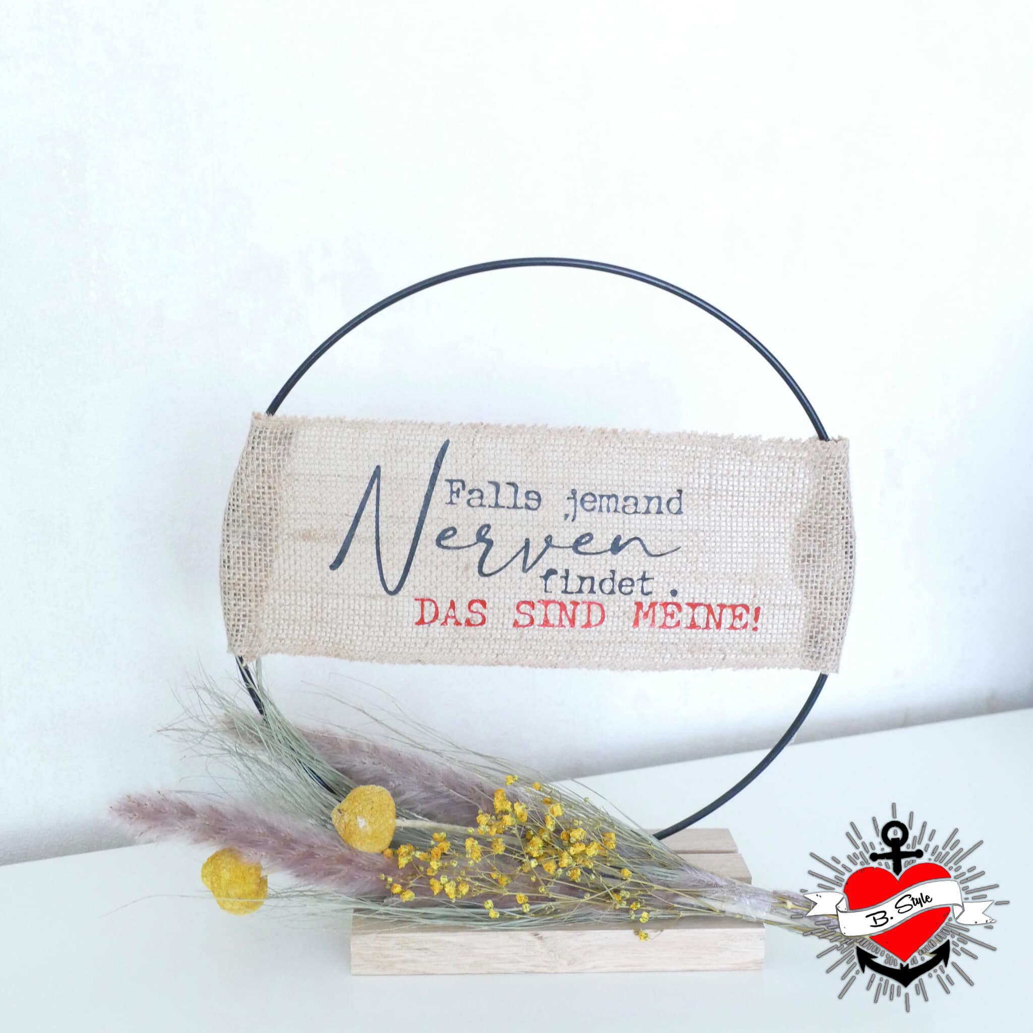 Schönes Holzschild mit dem Spruch "Falls jemand Nerven findet..... DAS SIND MEINE!" von easy-sticks, perfekt für Dekoideen mit der Plotterdatei.