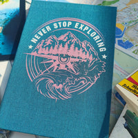 Notizbuch in Türkis mit rosa Aufdruck "NEVER STOP EXPLORING" und Naturdesign, angefertigt aus der Plotterdatei von easy-sticks.