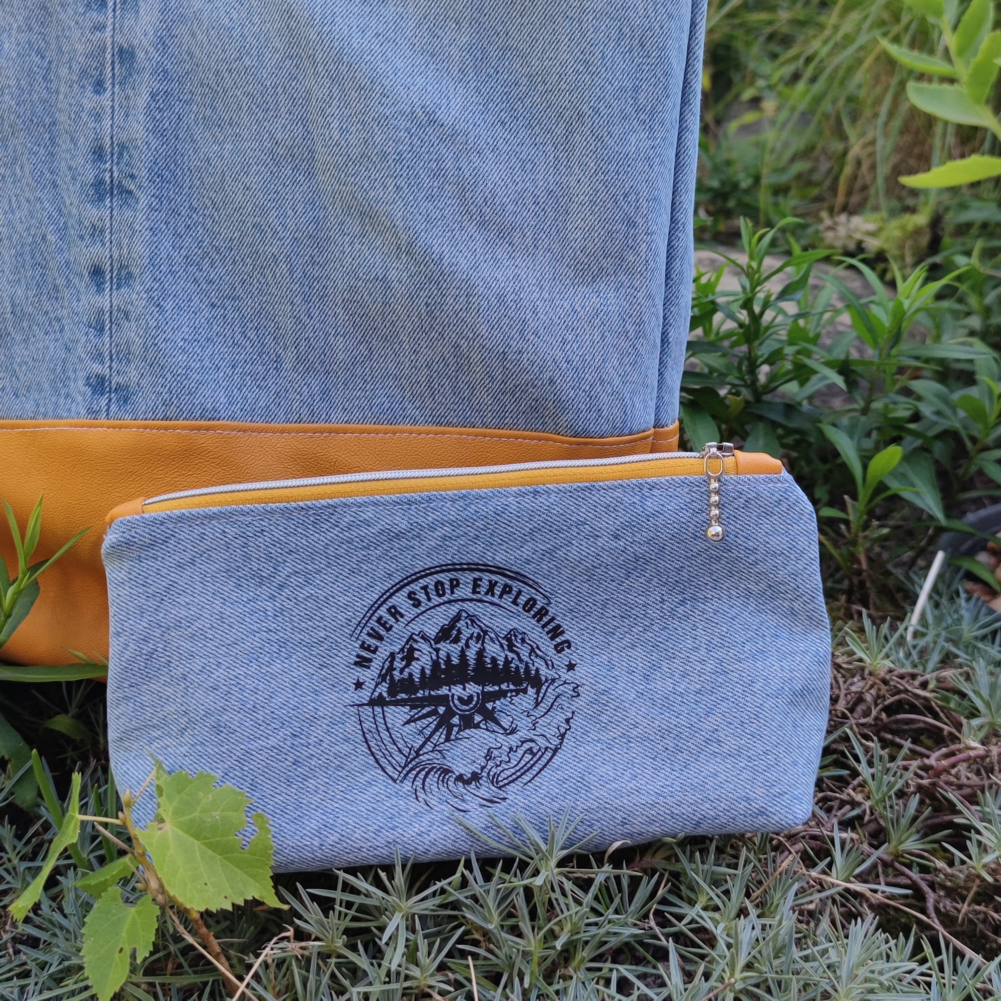 Helle Kosmetiktasche aus Jeans mit dem Aufdruck "NEVER STOP EXPLORING", erstellt mit der Plotterdatei von easy-sticks.