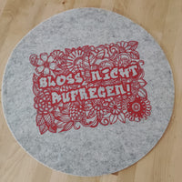 Runder Filzuntersetzer mit dem Design 'Bloß nicht aufregen!' von easy-sticks. Eine kreative Ergänzung für jeden Wohnraum.