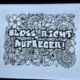 Kreatives Plotterdesign mit dem Titel "Bloß nicht aufregen" von easy-sticks, umgeben von floralem Muster. Ideal für DIY-Projekte.