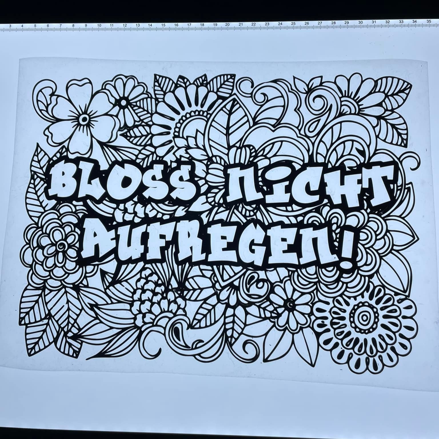 Kreatives Plotterdesign mit dem Titel "Bloß nicht aufregen" von easy-sticks, umgeben von floralem Muster. Ideal für DIY-Projekte.