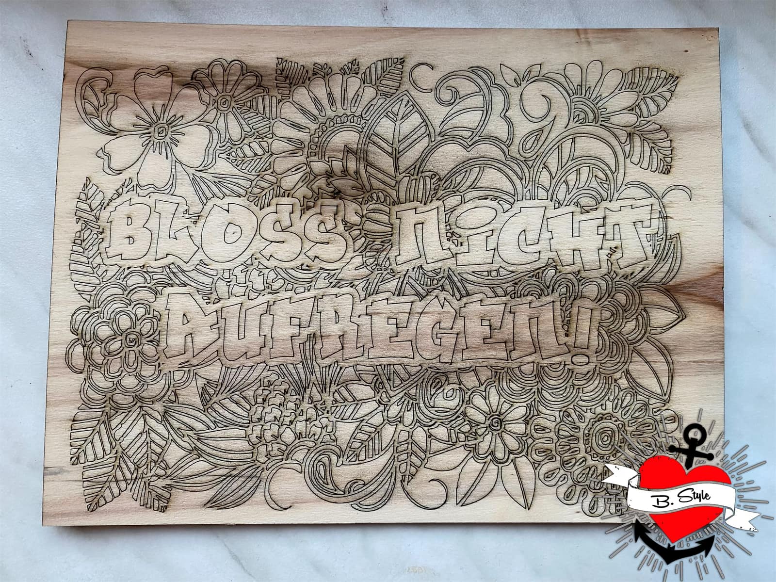 Lasergravierte Holzplatte mit der Design 'Bloß nicht aufregen!' von easy-sticks. Ideal für individuelle, handgefertigte Dekorationen.