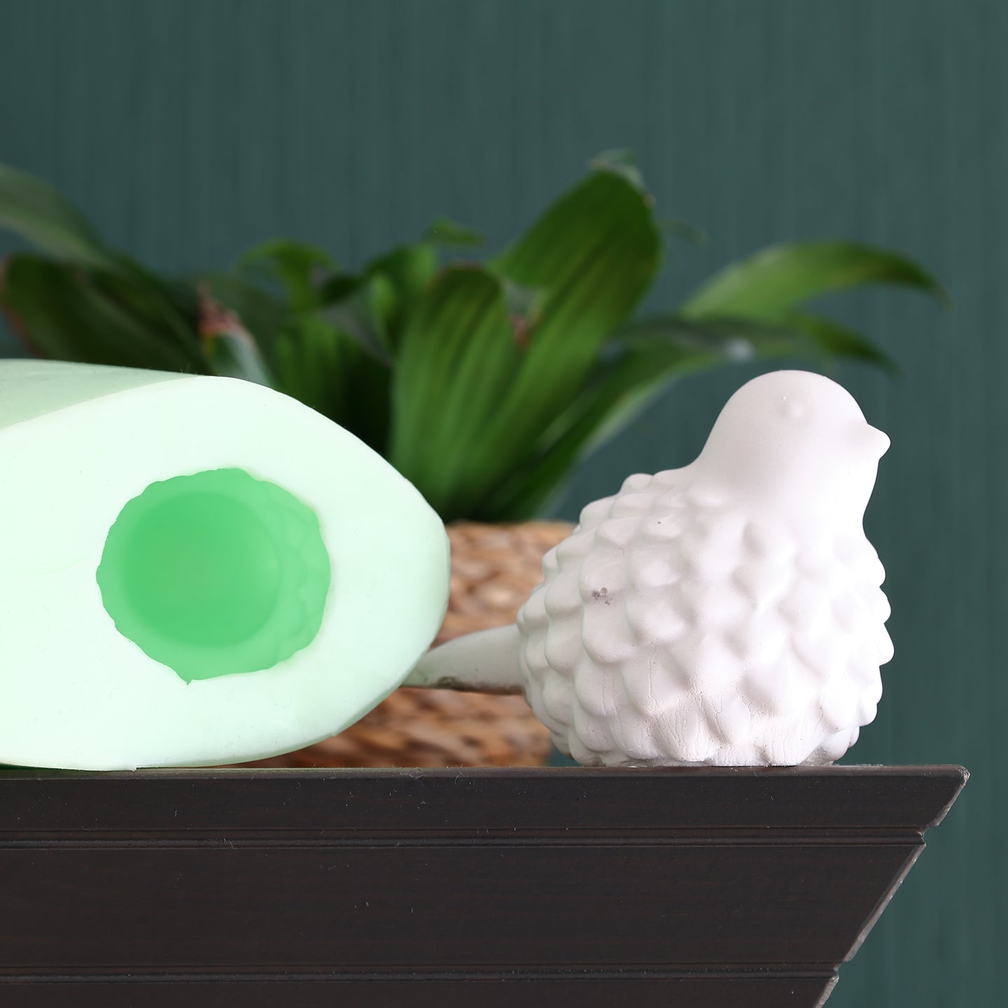 Vogel Silikonform von Easy-Sticks, weiße Vogelskulptur neben einer transparenten Silikonform auf einem Regal, ideal für kreative DIY-Projekte.