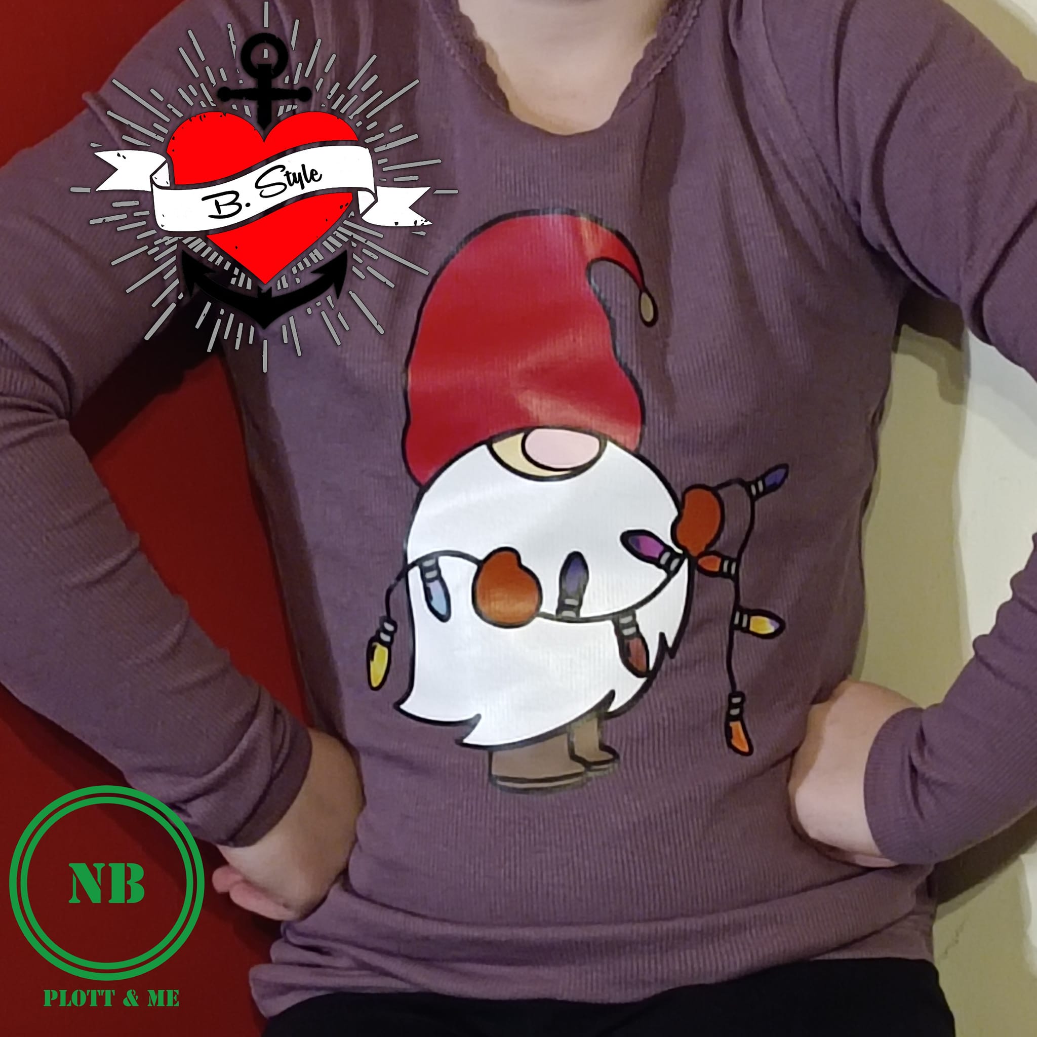 Nikolaus Wichtel Plotterdatei von easy-sticks: Wichtel im roten Hut auf einem T-Shirt, zeigt kreative Anwendungsmöglichkeiten der Plotterdatei.