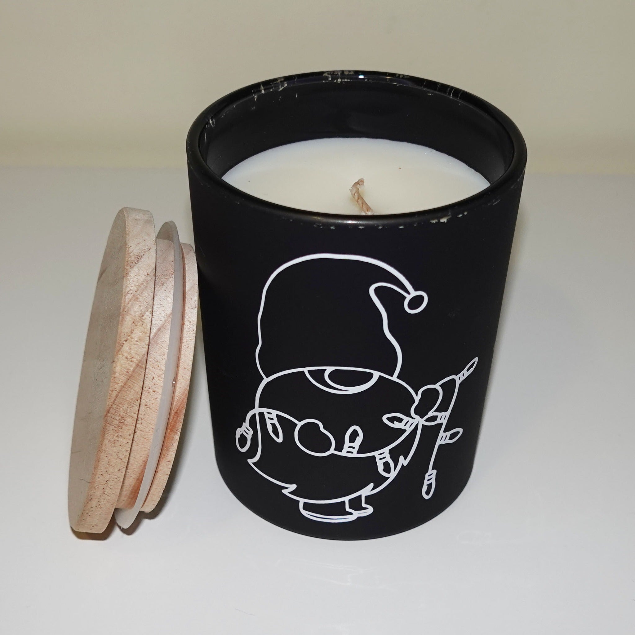 Nikolaus Wichtel Plotterdatei von easy-sticks, Wichtel auf einem schwarzen Kerzenbehälter mit einem minimalistischen Design.