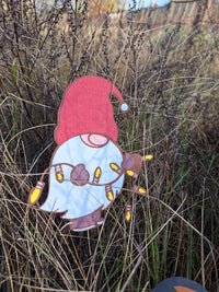 Nikolaus Wichtel Plotterdatei von easy-sticks, niedlicher Wichtel mit Lichterketten in der Natur auf einer Wiese.