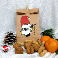 Nikolaus Wichtel Plotterdatei von easy-sticks: Geschenktüte mit Wichtelmotiven, dekoriert mit Nüssen und Mandarinen für eine kreative Geschenkidee.