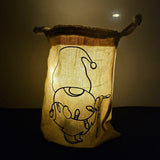 Nikolaus Wichtel Plotterdatei von easy-sticks: schöne Laterne mit Wichtelmotiv, die den festlichen Charakter der Plotterdatei unterstreicht.