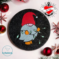 Nikolaus Wichtel Plotterdatei von easy-sticks, Wichtel auf einem runden Untersetzer aus Filz, geschmückt mit Weihnachtsdekor.