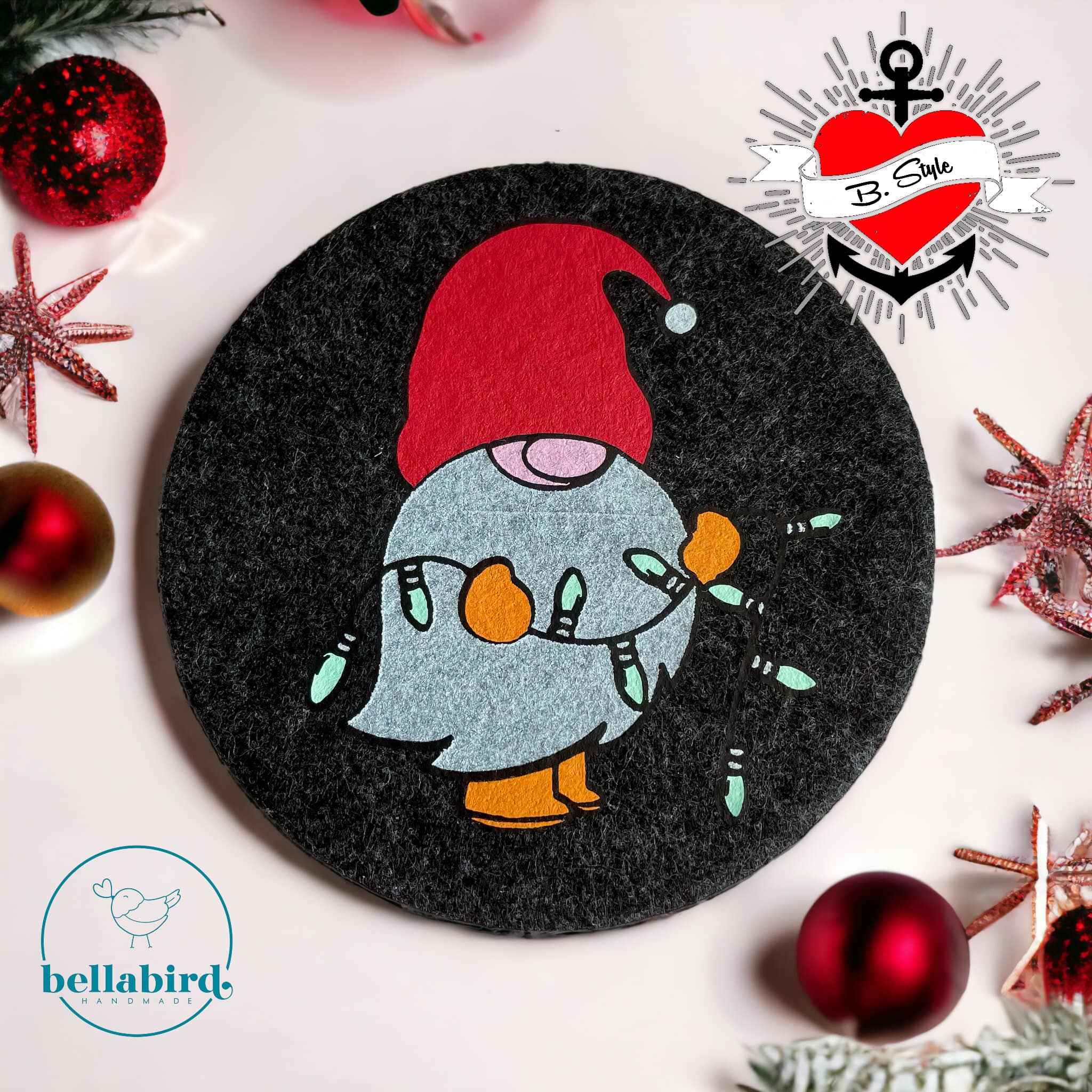 Nikolaus Wichtel Plotterdatei von easy-sticks, Wichtel auf einem runden Untersetzer aus Filz, geschmückt mit Weihnachtsdekor.