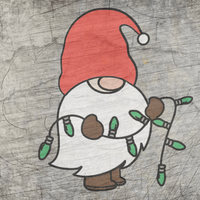 Nikolaus Wichtel Plotterdatei von easy-sticks: süßer Wichtel mit rotem Hut, der Lichterkette in seinen Händen hält, ideal für kreative Bastelprojekte.