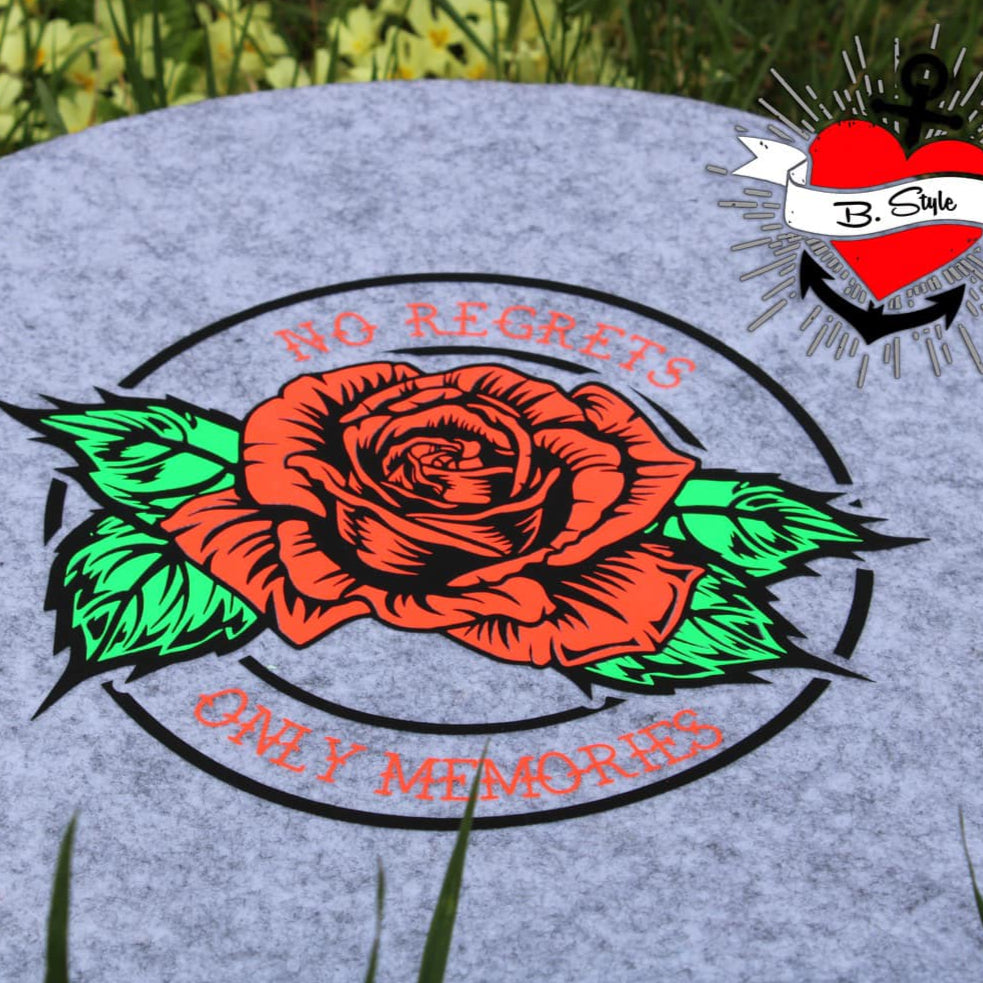 Runde Platte mit buntem Rosen-Design und dem Schriftzug "No Regrets Only Memories" von easy-sticks, perfekt zur Dekoration und für kreative Veranstaltungen.