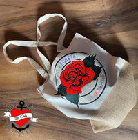 Helle Tragetasche verziert mit einer roten Rose und dem Spruch "No Regrets Only Memories" von easy-sticks, ideal für persönliche Projekte und Bastelideen.